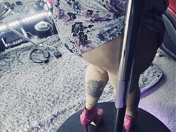 Scarlet SINROSE striptease in oversized heels