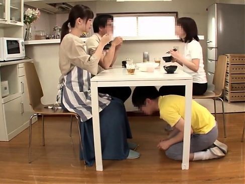 Sexo en grupo japonés con lamidas de coño y follando