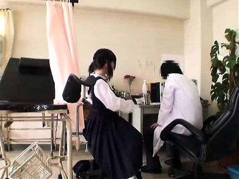 Linda chica japonesa recibe un examen médico con algunos juguetes en ella